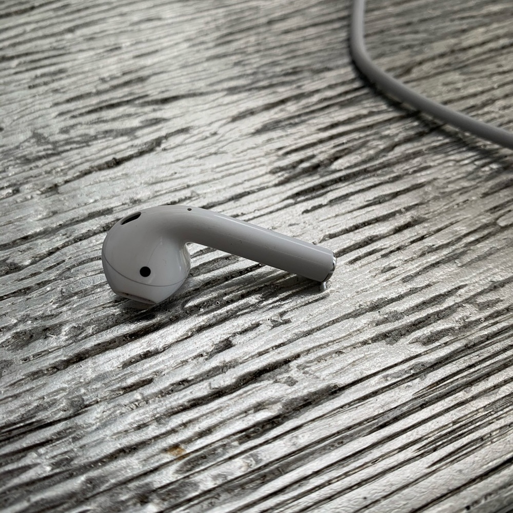 Final price ** Lone left AirPod- box inc!